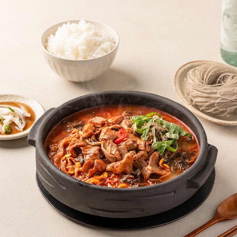 흑백리뷰 X 핵이득 I 전문점 갈 필요없는 핵이득 해장곱창전골 700g 배경
